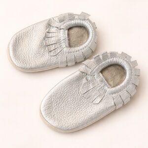 Minimoc (Canadian) leather Silver Metallic Fringe Toddler Moccasins size 6